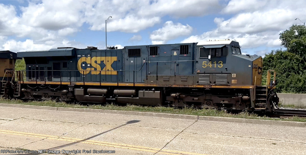 CSX 5413 leads M370.